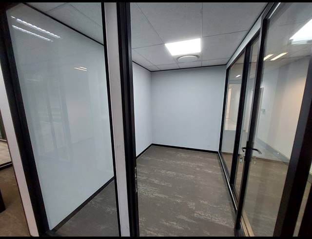 292M² OFFICE TO LET IN VORNA VALLEY